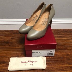 BNIB salvatore ferragamo Ronda pumps Grey sz 8.5